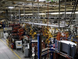 Industriehalle mit Produktion, Maschinen und Lagerbereich für Logistik und Materialfluss