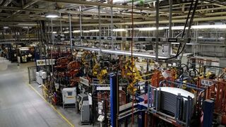 Industriehalle mit Produktion, Maschinen und Lagerbereich für Logistik und Materialfluss