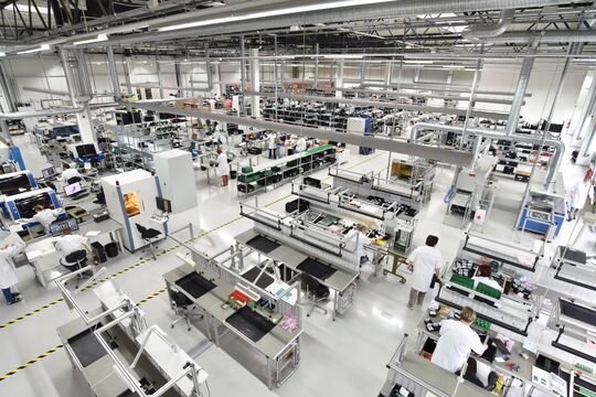 Innenansicht einer Fabrik mit Maschinen und Produktionslinien