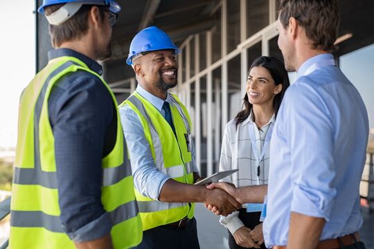 Handschlag auf einer Baustelle