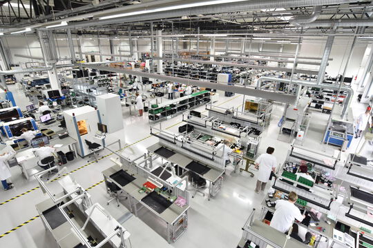Innenansicht einer Fabrik mit Maschinen und Produktionslinien