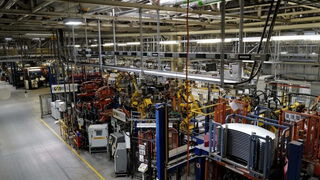 Hände über der Tastatur eines Laptops, bereit zum Tippen